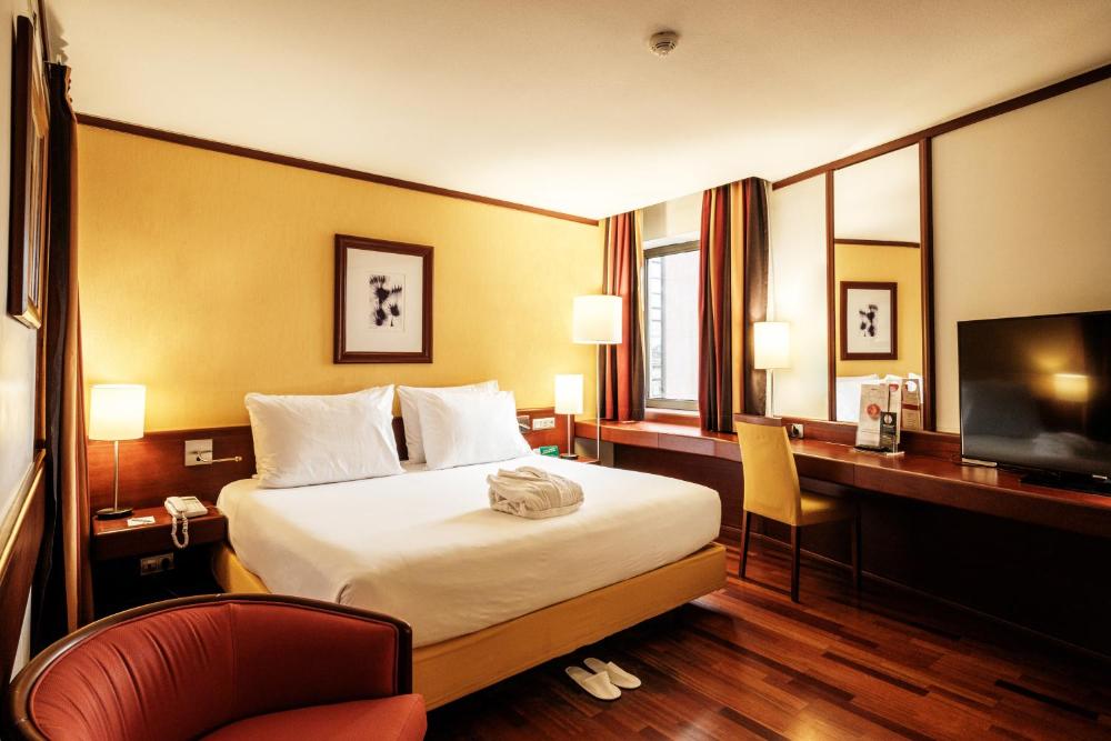 One-Bedroom King Suite with Sofa Bed interior